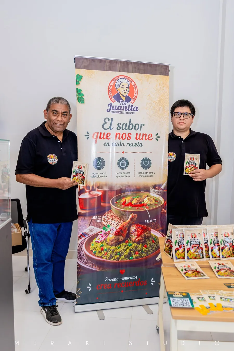 Equipo de Tía Juanita presentando sus sazonadores peruanos
